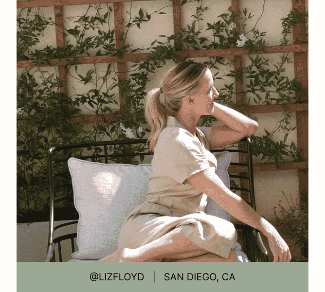 女子坐在户外躺椅上，背景中的藤蔓爬上了格子，标题写着@lizfloyd San Diego, CA