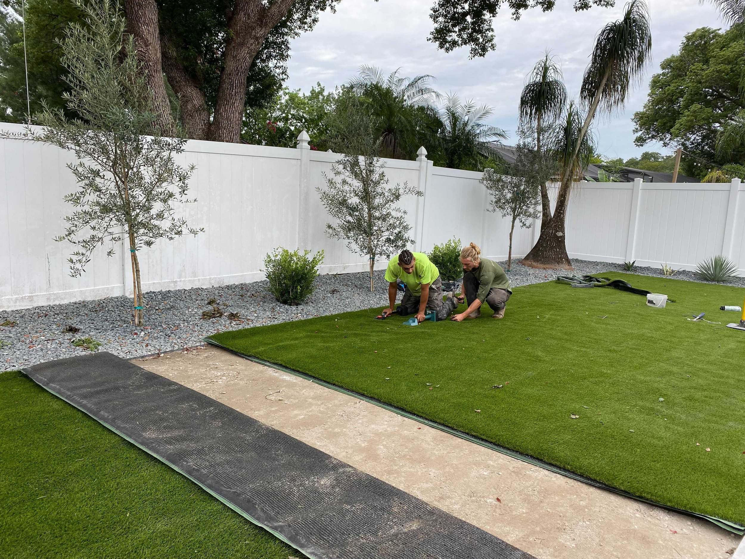 Yardzen Pro承包商为佛罗里达州冬季公园的Yardzen项目安装人造草