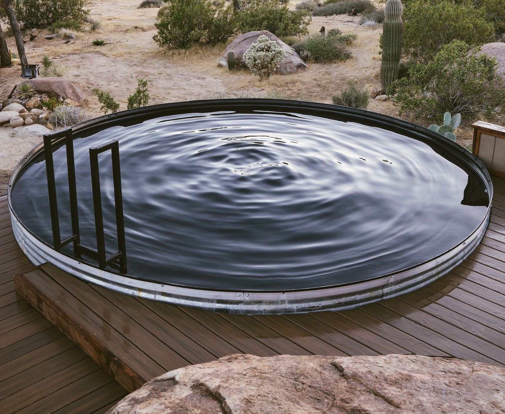在沙漠景观环绕的储罐池中平静的涟漪水的特写。