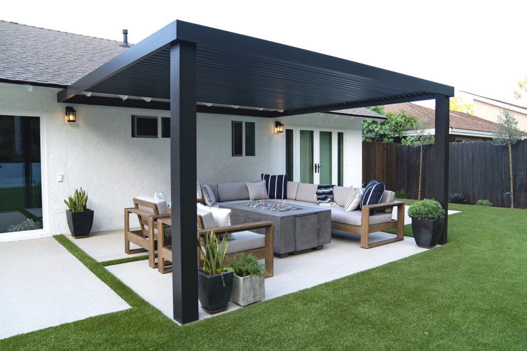 现代黑色藤架覆盖室外火坑休息区在yardzen设计的后院