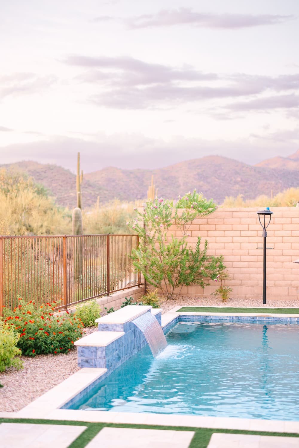 亚利桑那州有游泳池的耐旱后院
