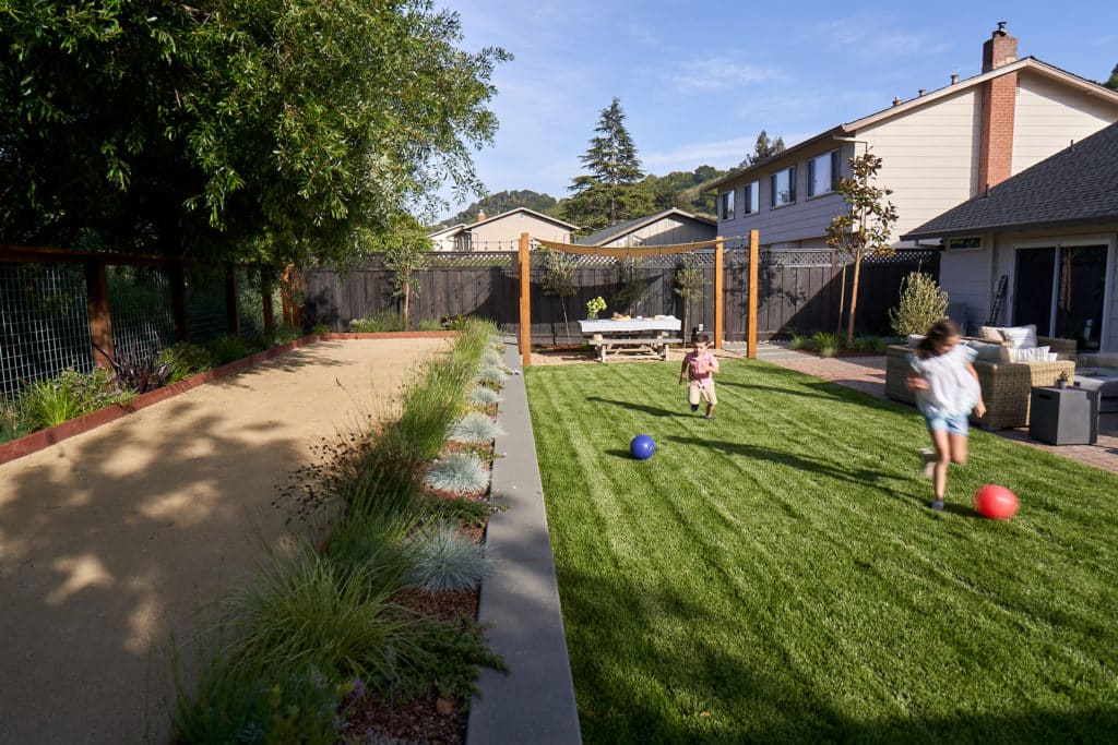 庭院后院景观设计与地滚球场和儿童友beplay手机官网app好的草坪区域