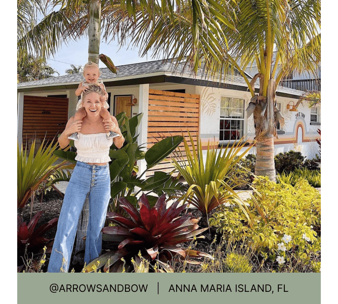 在热带风格的前院，一名女子肩上扛着蹒跚学步的孩子，标题写着@arrowsandbow安娜玛丽亚岛，佛罗里达州