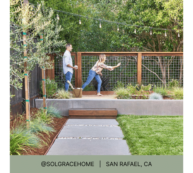 夫妇在后院玩玉米洞与清洁风格的植物和硬景观和标题读@solgracehome圣拉斐尔，加利福尼亚州