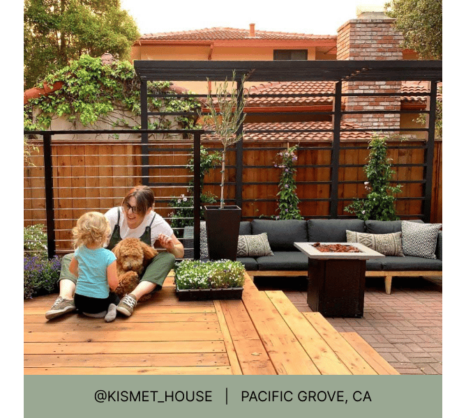 女人，孩子和狗坐在木甲板上，背景和标题为@kismet_house太平洋格罗夫，加州