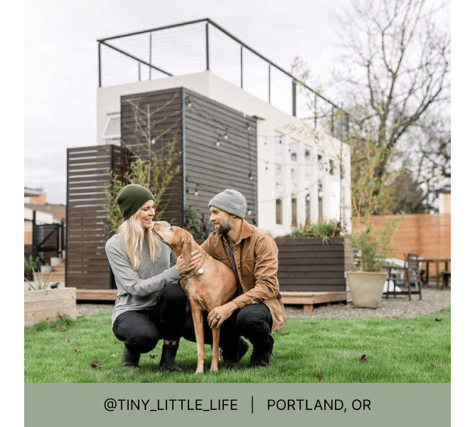 一男一女跪在前院，中间夹着一只狗，标题写着@tiny_little_life波特兰，OR
