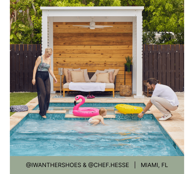 女人，男人和蹒跚学步的孩子享受一个内置游泳池，背景中有凉棚遮蔽的座位区，标题写着@iwanthershoes & @chef。海斯迈阿密，佛罗里达州