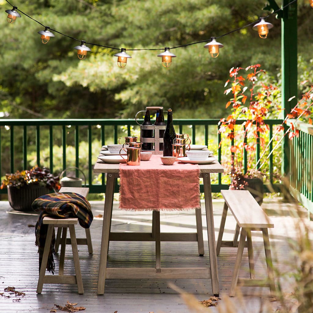 秋天的景色与门廊上的户外餐桌